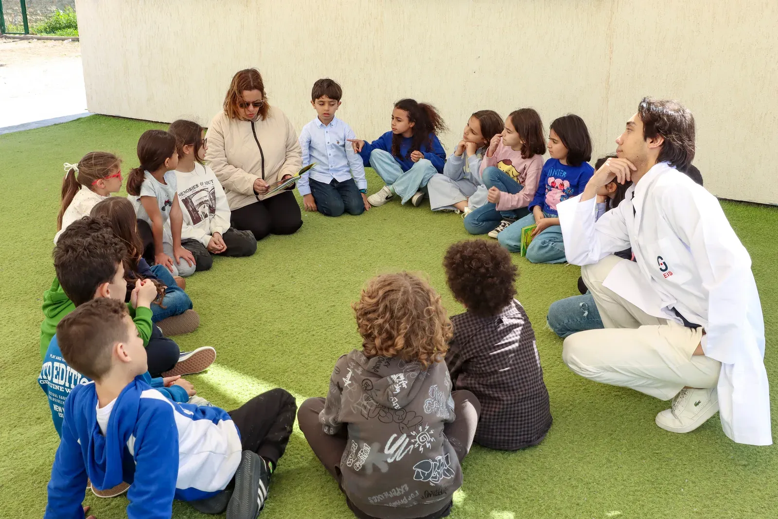 Des enfants assis en cercle pendant un atelier