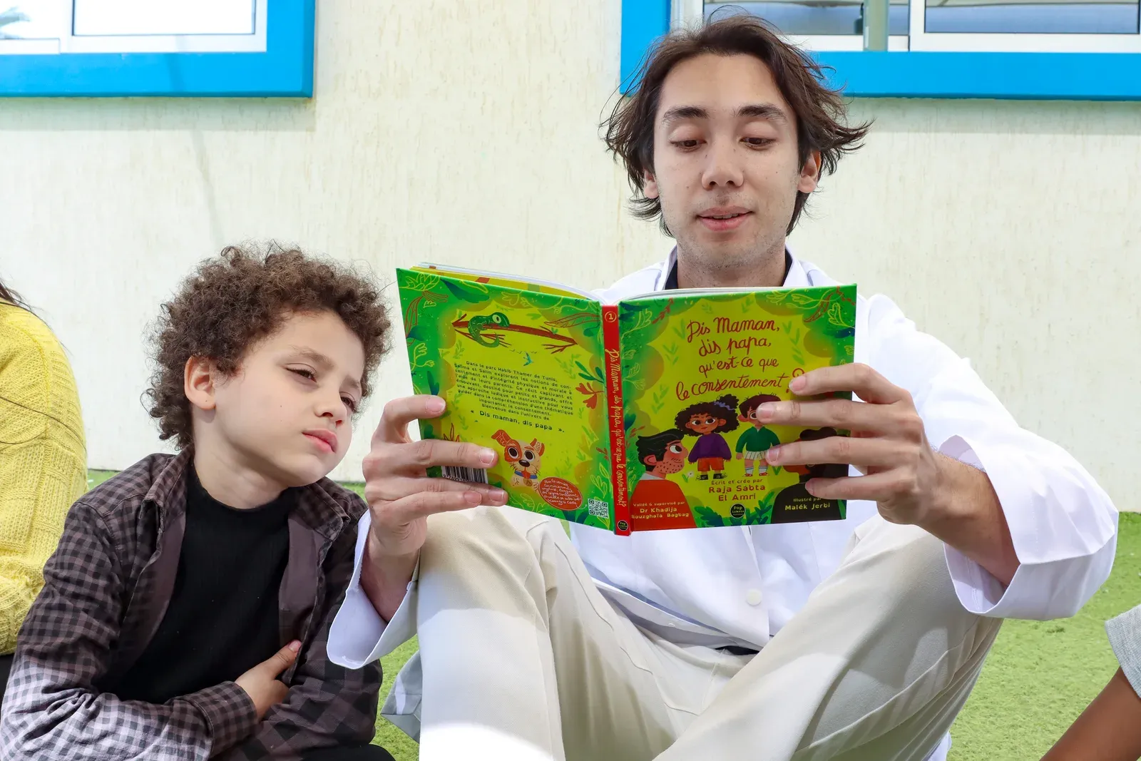 Une lecture partagée entre un adolescent et un enfant